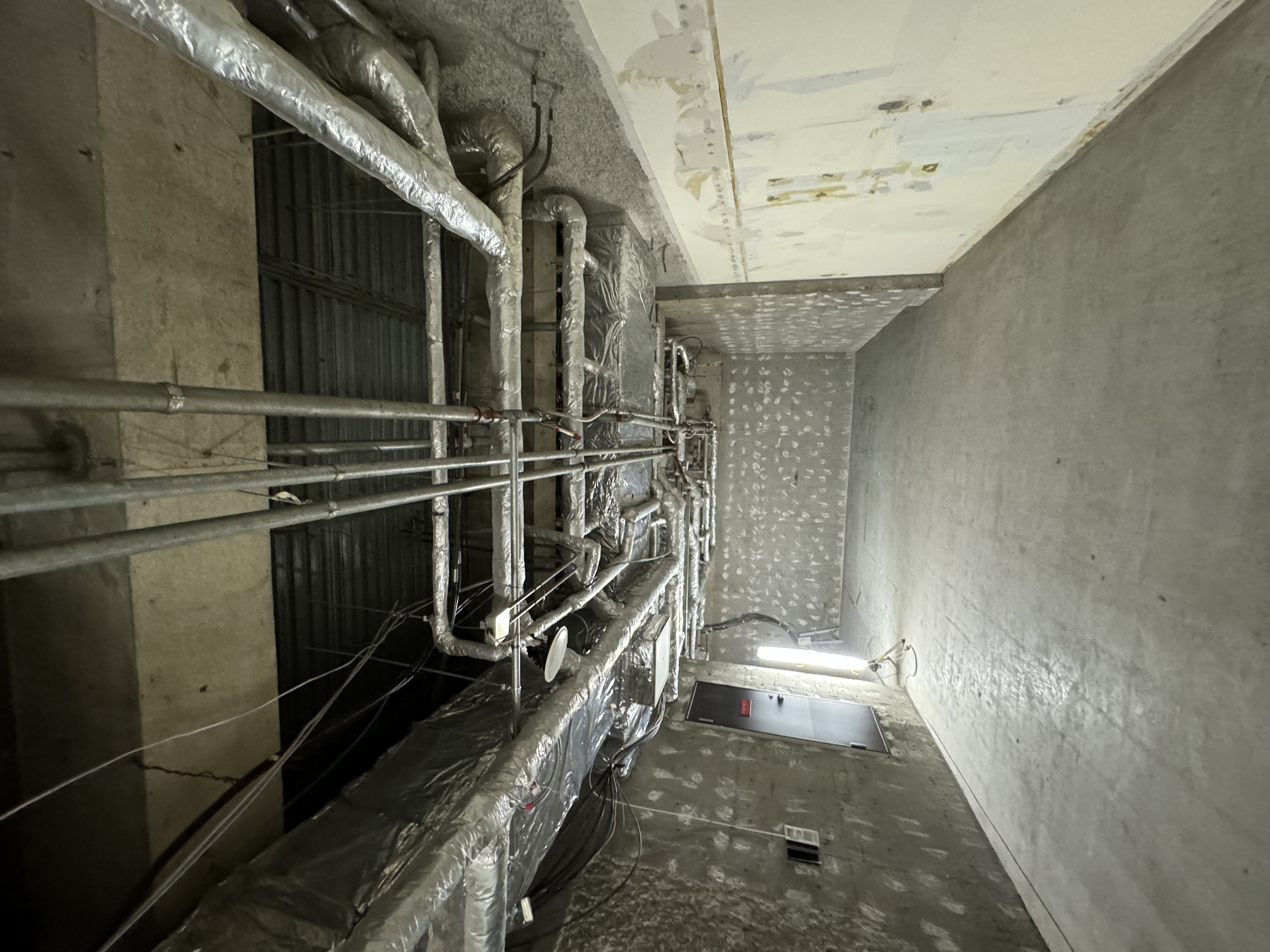 設備・配管が見える施工途中の現場写真