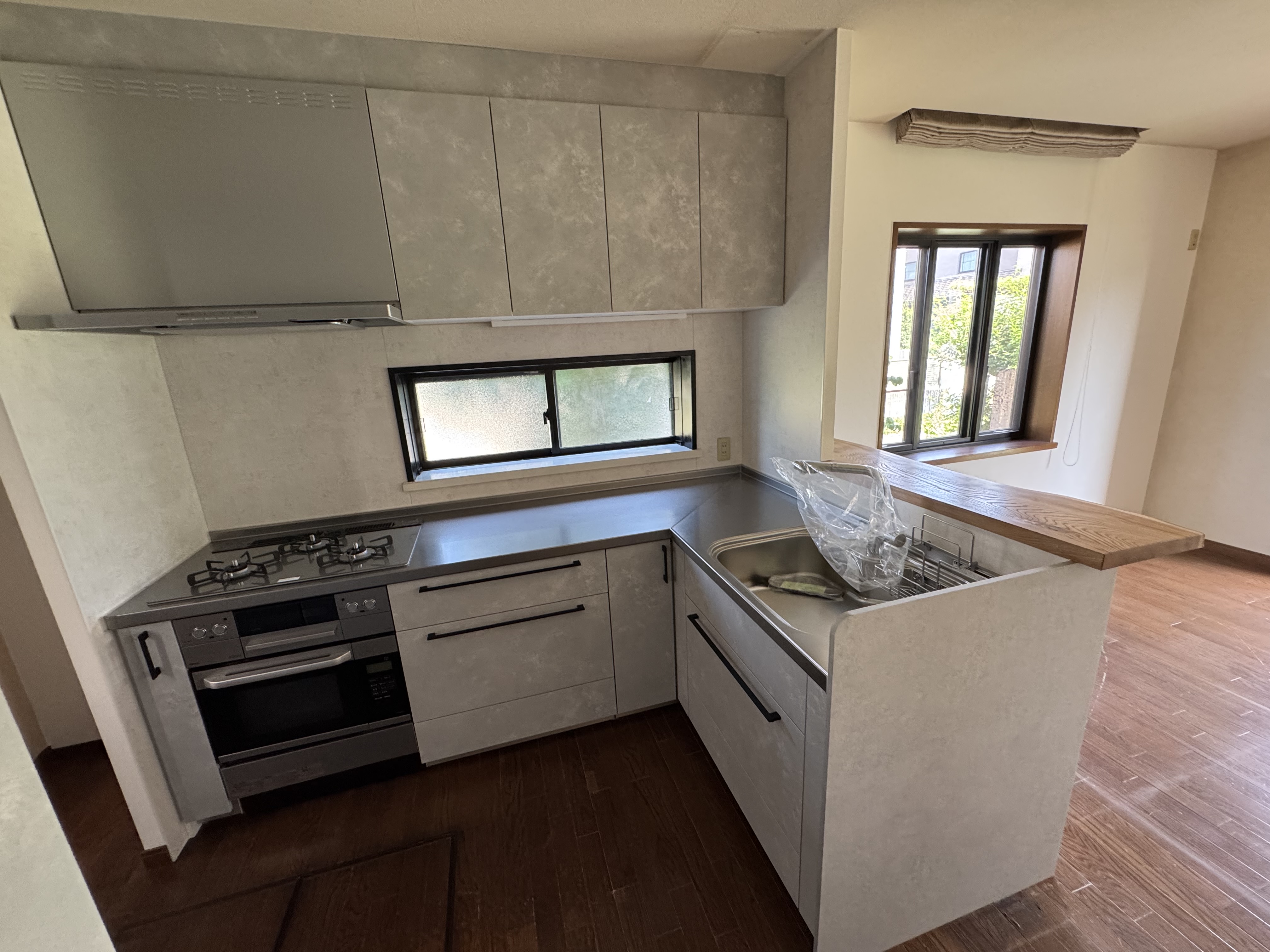 落ち着いたトーンで仕上げたトイレ空間