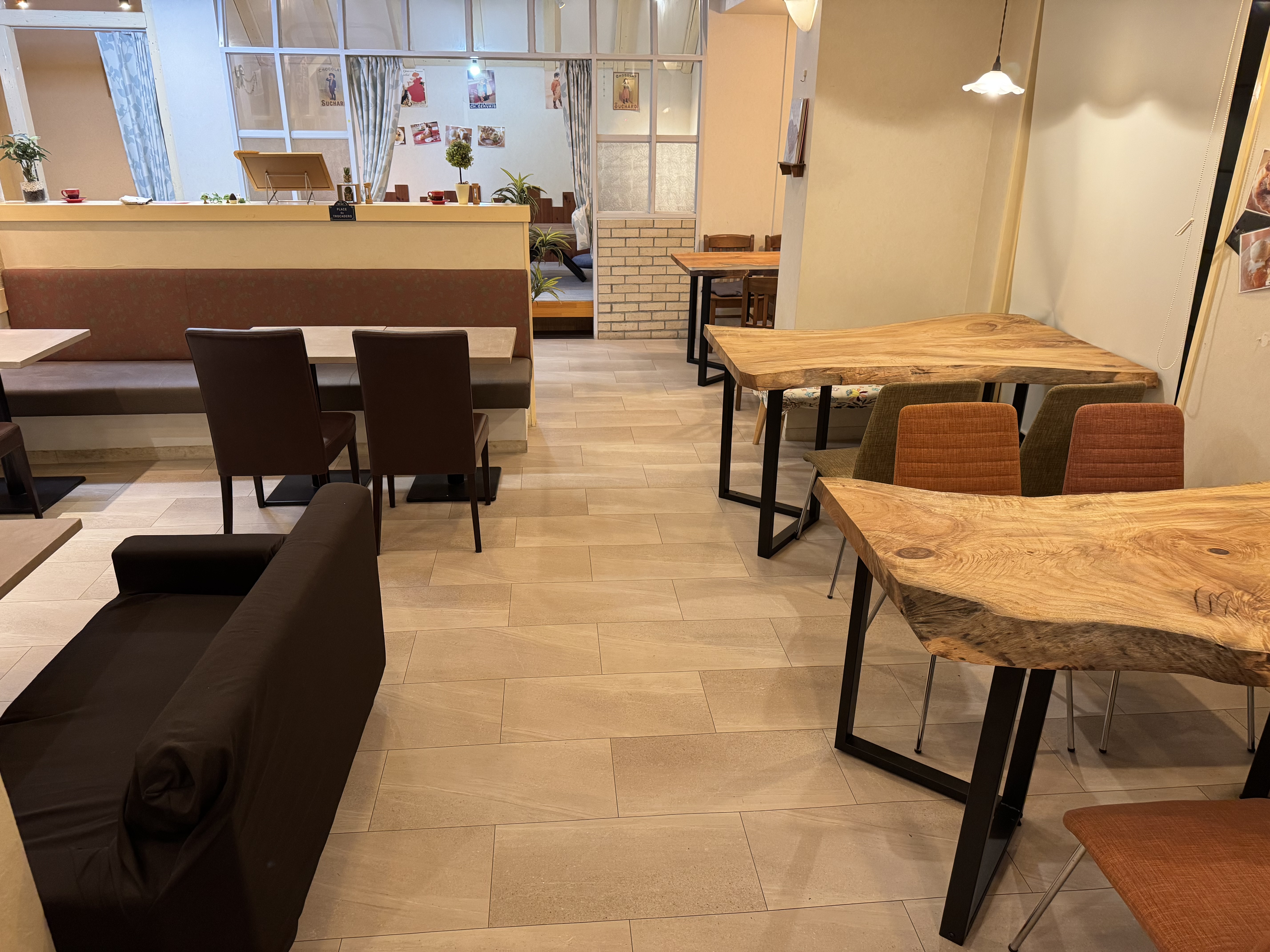 名古屋カフェVerrineで実際に使われている一枚板テーブルと客席の様子